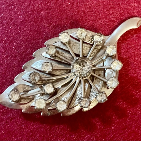 Bundle of Vintage Art Deco Silver Plated Leaf Broochs W/Rhinestones - Picture 4 of 9